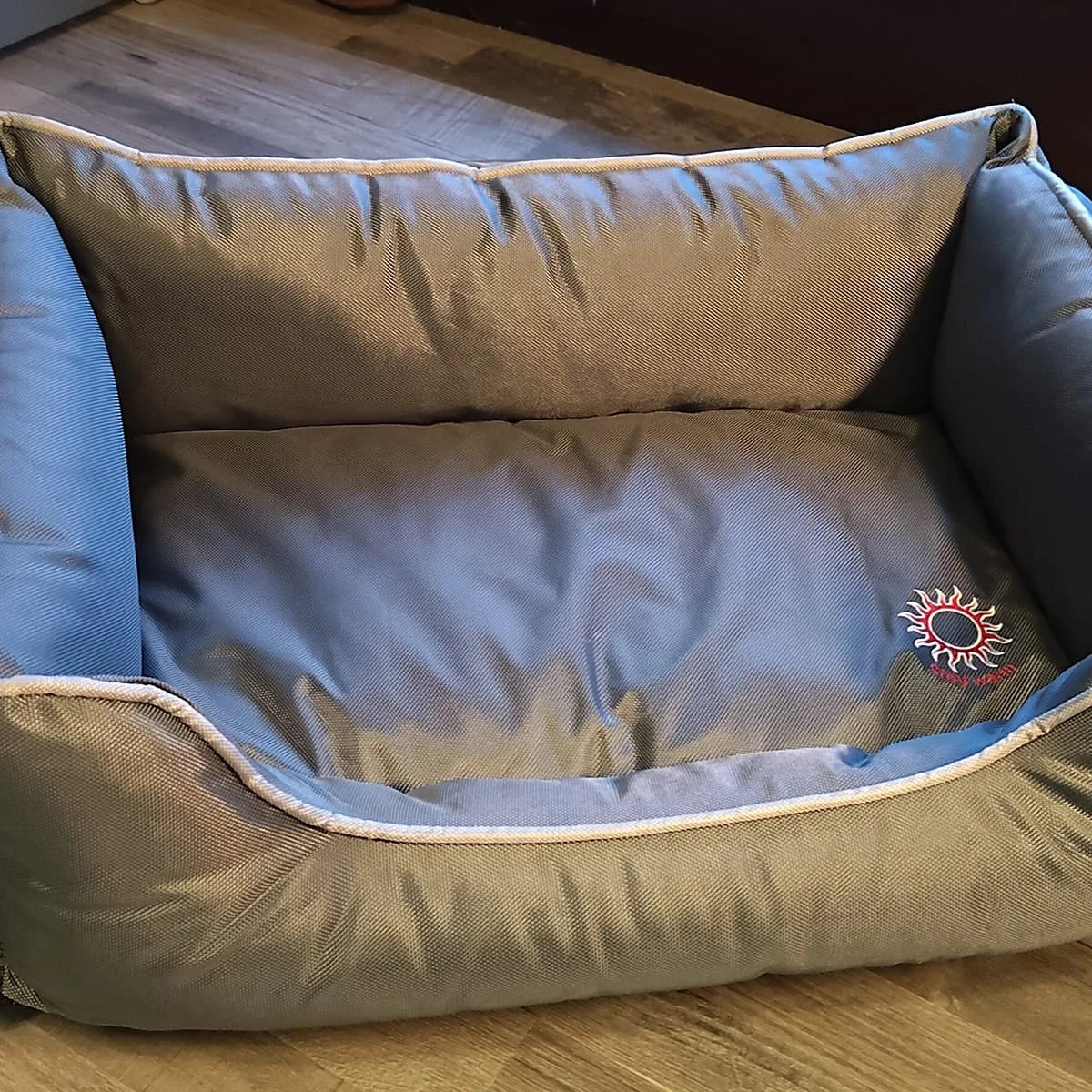 Orthopädisches Hundebett Paros Lux – isolierendes Wendebett mit Memory Foam, druckentlastend & beidseitig nutzbar für Sommer & Winter (grau)