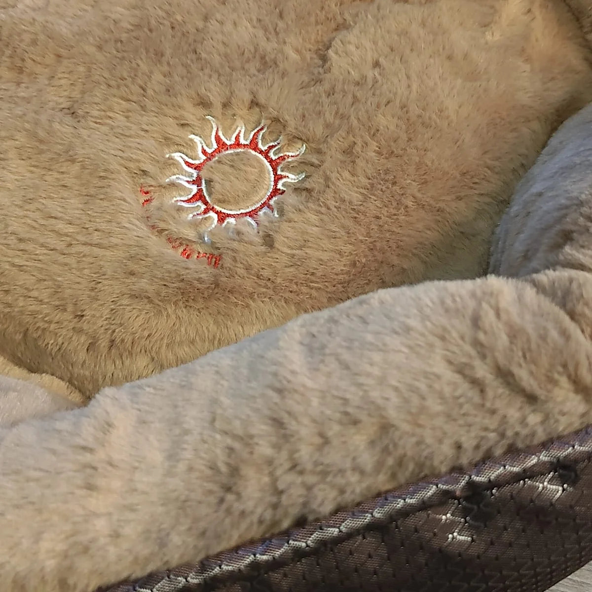 Orthopädisches Hundebett Santorini - isolierendes Wendebett mit Memory Foam, druckentlastend & beidseitig nutzbar für Sommer & Winter (braun)