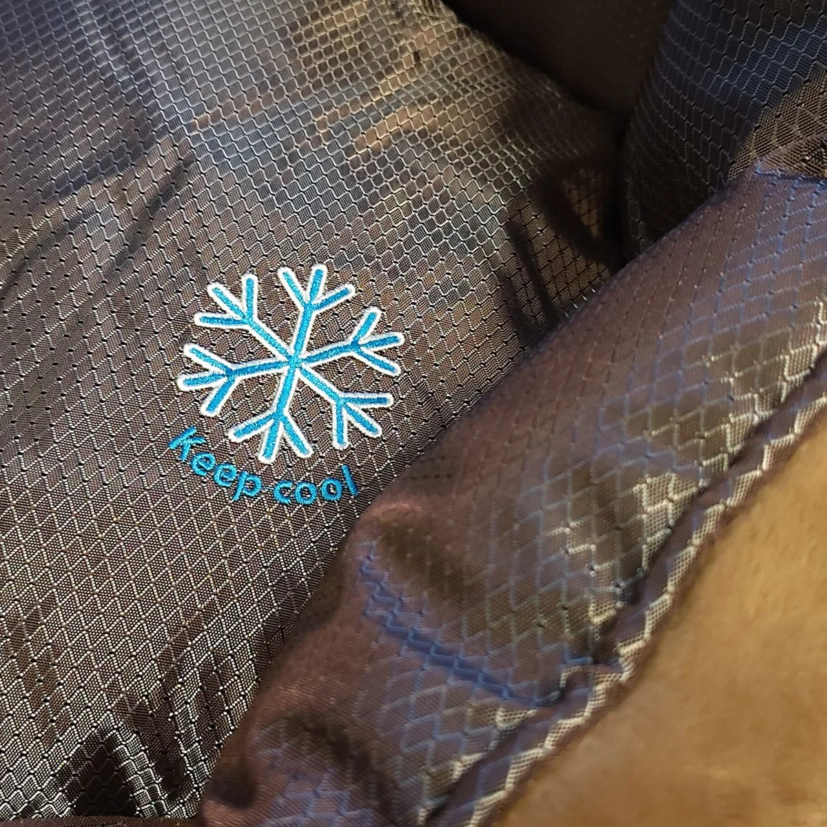 Orthopädisches Hundebett Santorini - isolierendes Wendebett mit Memory Foam, druckentlastend & beidseitig nutzbar für Sommer & Winter (braun)