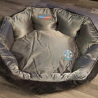 Orthopädisches Hundebett Santorini – isolierendes Wendebett mit Memory Foam, druckentlastend & beidseitig nutzbar für Sommer & Winter (silber-grau)