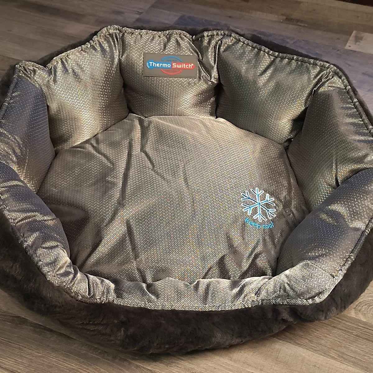 Orthopädisches Hundebett Santorini – isolierendes Wendebett mit Memory Foam, druckentlastend & beidseitig nutzbar für Sommer & Winter (silber-grau)